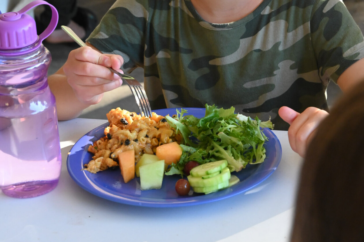 girl eating lunch.